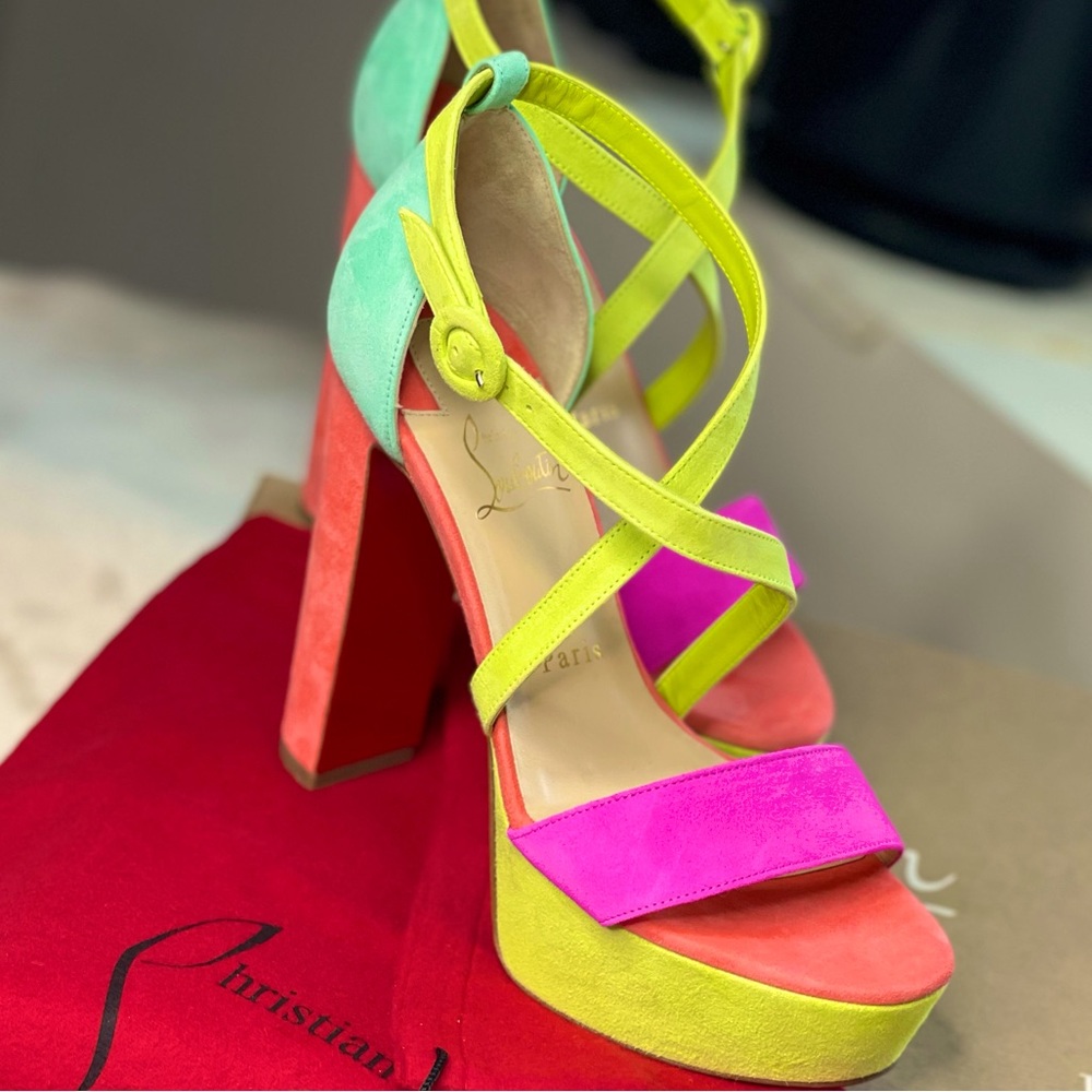 New!!! CHRISTIAN LOUBOUTIN Veau Velours Loubi Bee